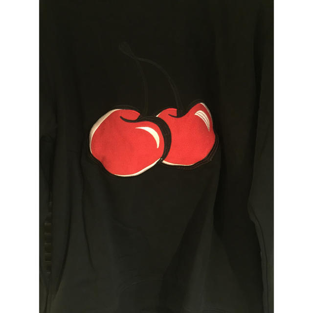 防弾少年団(BTS)(ボウダンショウネンダン)のビックシルエットチェリー刺繍トレーナー 黒 メンズのトップス(Tシャツ/カットソー(七分/長袖))の商品写真