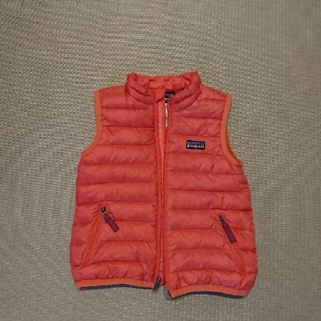 patagonia(パタゴニア)のパタゴニア ダウンベスト キッズ 2T キッズ/ベビー/マタニティのキッズ服女の子用(90cm~)(ジャケット/上着)の商品写真