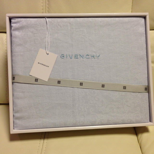 GIVENCHY(ジバンシィ)の♡GIVENCHY♡新品シーツ♡送料込 レディースのルームウェア/パジャマ(ルームウェア)の商品写真