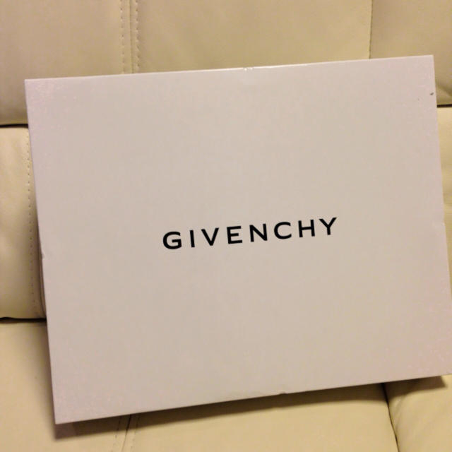 GIVENCHY(ジバンシィ)の♡GIVENCHY♡新品シーツ♡送料込 レディースのルームウェア/パジャマ(ルームウェア)の商品写真