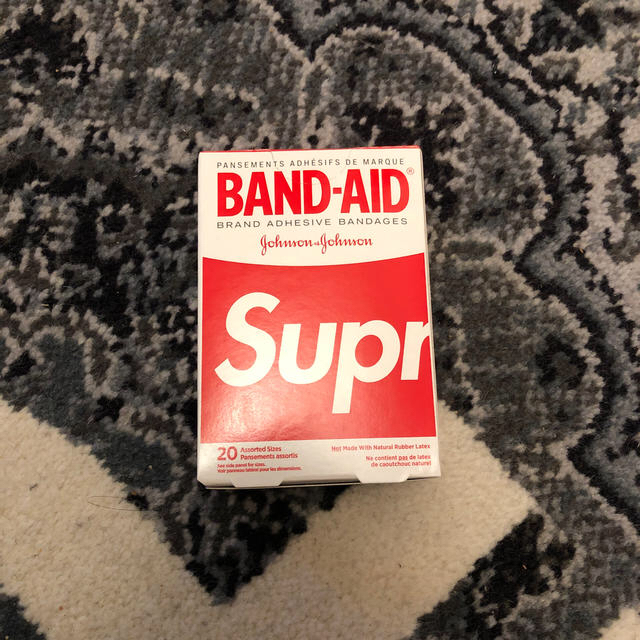 Supreme(シュプリーム)のSupreme band-aid バンドエイド 一箱 インテリア/住まい/日用品の日用品/生活雑貨/旅行(日用品/生活雑貨)の商品写真