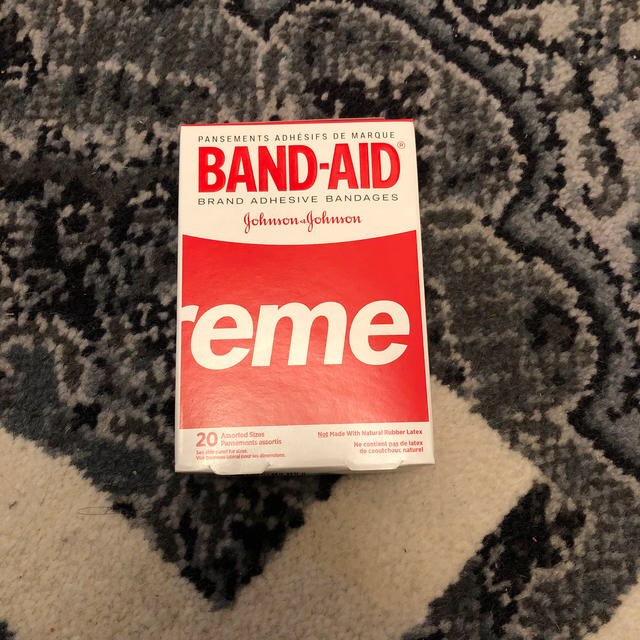 Supreme(シュプリーム)のSupreme band-aid バンドエイド 一箱 インテリア/住まい/日用品の日用品/生活雑貨/旅行(日用品/生活雑貨)の商品写真