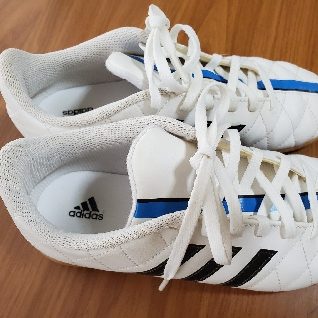 adidas(アディダス)のadidas 21.5センチ　体育館シューズ キッズ/ベビー/マタニティのキッズ靴/シューズ(15cm~)(スクールシューズ/上履き)の商品写真