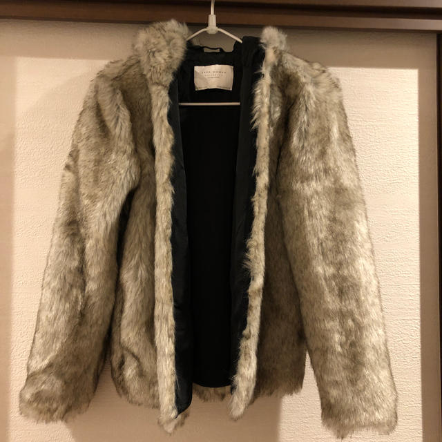 ZARA(ザラ)のフェイクファーコート　フード付き　ZARA レディースのジャケット/アウター(ブルゾン)の商品写真