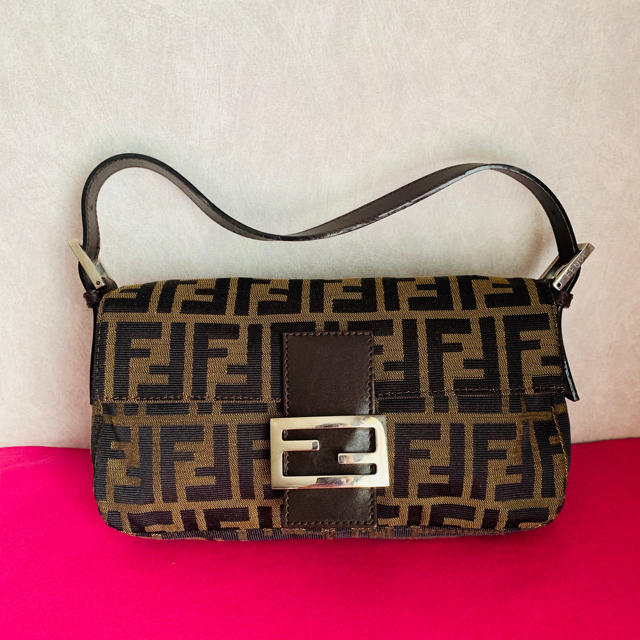 FENDI(フェンディ)のキレイ目❣️ FENDI  ズッカ柄　バケット レディースのバッグ(ショルダーバッグ)の商品写真