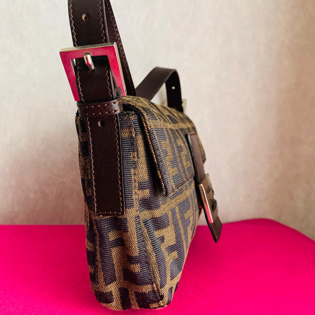 FENDI(フェンディ)のキレイ目❣️ FENDI  ズッカ柄　バケット レディースのバッグ(ショルダーバッグ)の商品写真