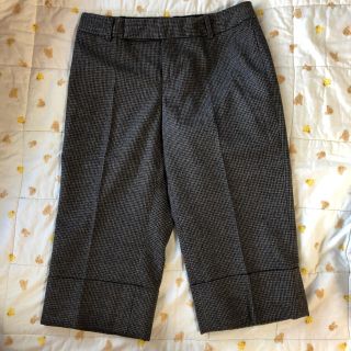 バナナリパブリック(Banana Republic)の膝丈センタープレスパンツ(クロップドパンツ)