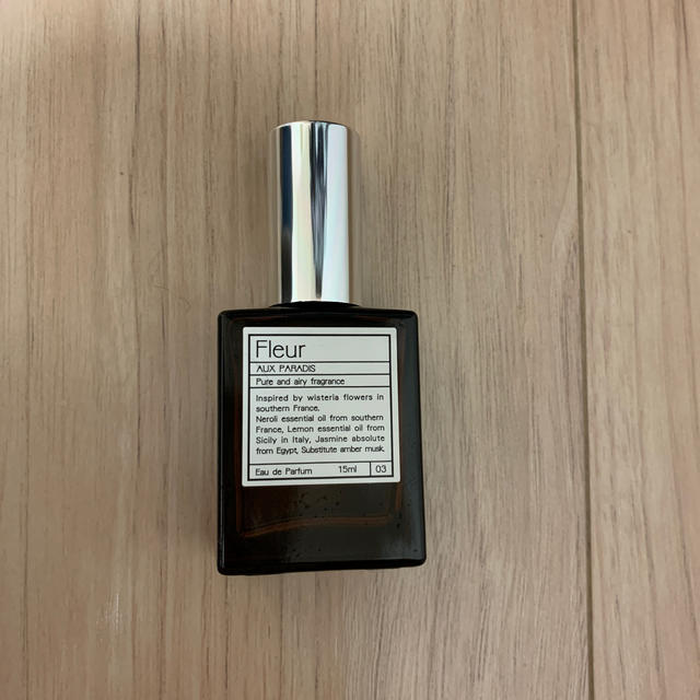 AUX PARADIS(オゥパラディ)の中古　オウパラディ　フルール　パルファム　15ml コスメ/美容の香水(香水(女性用))の商品写真