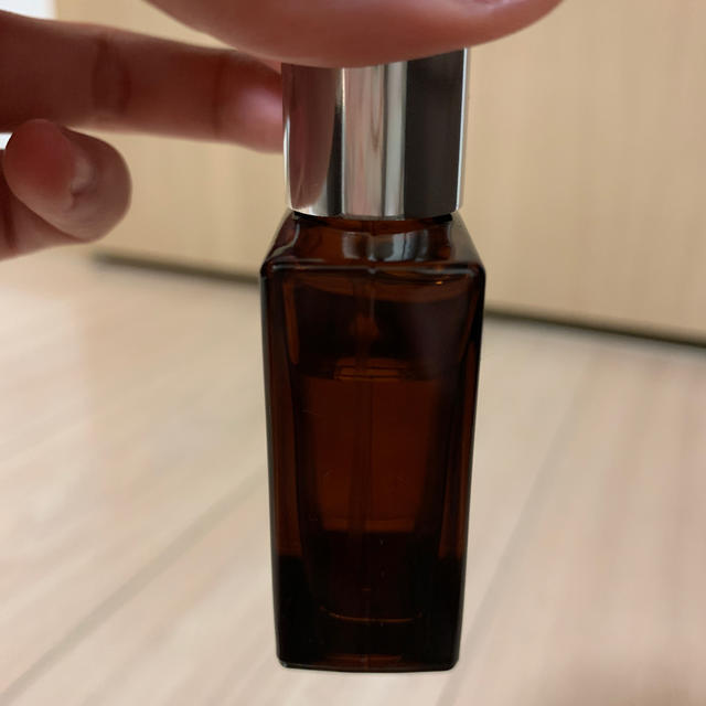 AUX PARADIS(オゥパラディ)の中古　オウパラディ　フルール　パルファム　15ml コスメ/美容の香水(香水(女性用))の商品写真