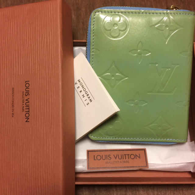 LOUIS VUITTON(ルイヴィトン)のヴィトン ヴェルニ ファスナー 小銭入れ レディースのファッション小物(財布)の商品写真