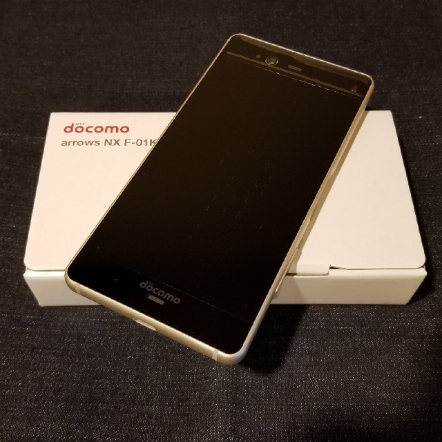 富士通(フジツウ)の【SIMフリー/新品未使用】docomo arrows NX F-01K/W スマホ/家電/カメラのスマートフォン/携帯電話(スマートフォン本体)の商品写真