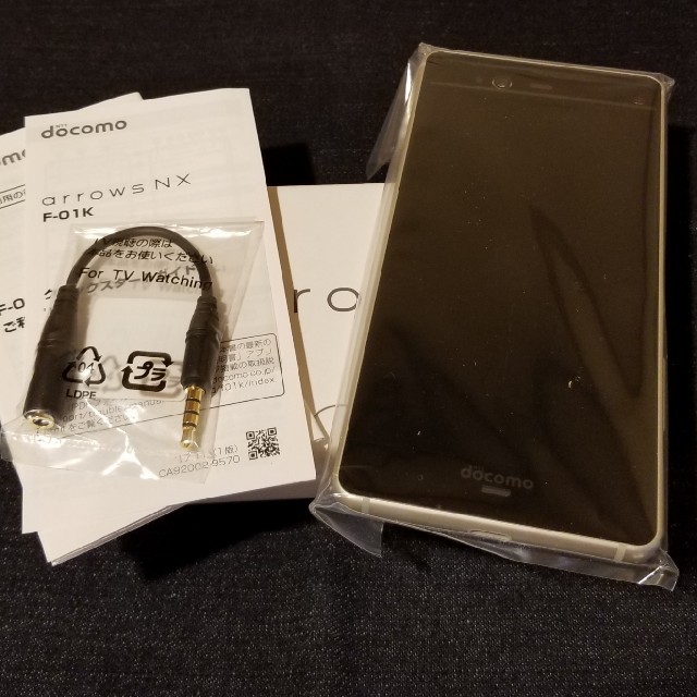 富士通(フジツウ)の【SIMフリー/新品未使用】docomo arrows NX F-01K/W スマホ/家電/カメラのスマートフォン/携帯電話(スマートフォン本体)の商品写真