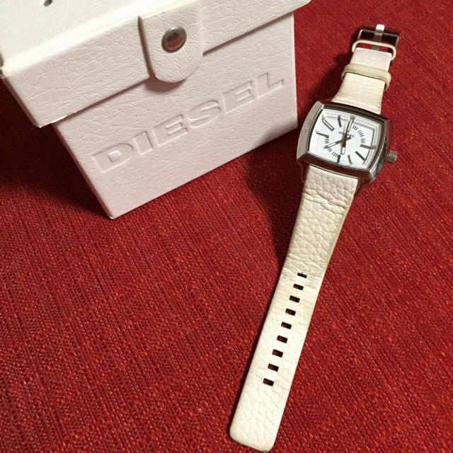 DIESEL(ディーゼル)のディーゼルの白い革の腕時計 レディースのファッション小物(腕時計)の商品写真