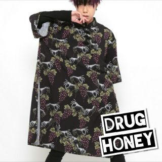 ファンキーフルーツ(FUNKY FRUIT)のDrughoney【ユニセックス】誘いの魔女と葡萄狩り柄チャイナ風チュニック(チュニック)