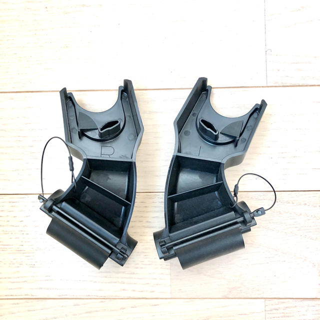 AIRBUGGY(エアバギー)の【送料込】AirBuggy エアバギー　マキシコシ ペブル　アダプタ キッズ/ベビー/マタニティの外出/移動用品(ベビーカー用アクセサリー)の商品写真