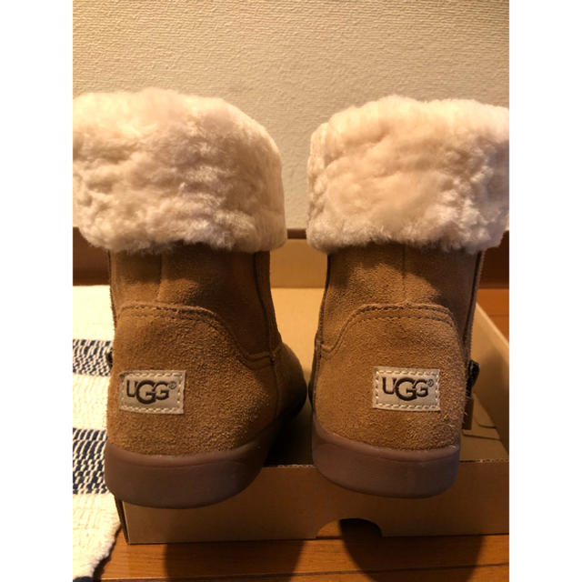 UGG(アグ)のキッズ用UGGブーツ キッズ/ベビー/マタニティのキッズ靴/シューズ(15cm~)(ブーツ)の商品写真