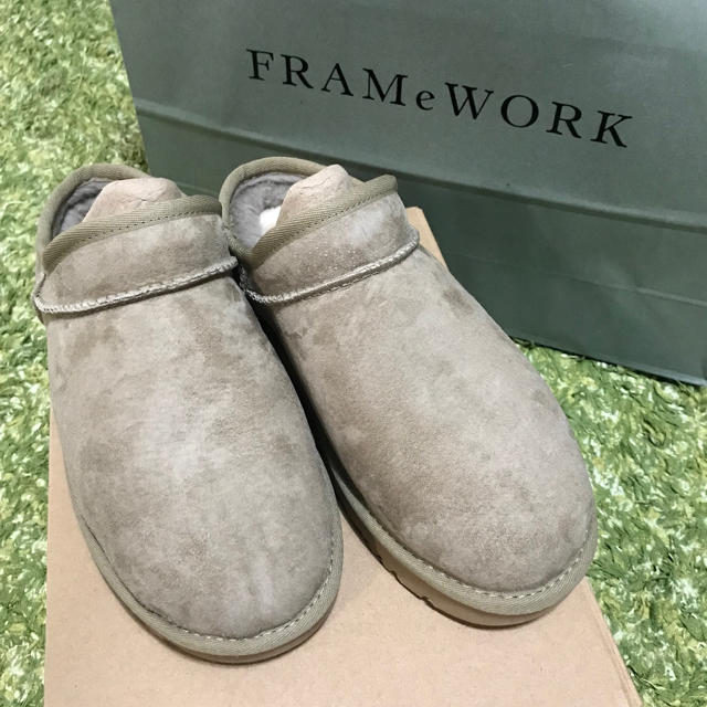 UGG(アグ)のRRR578様専用【新品未使用】UGG CLASSIC SLIPPER US8  レディースの靴/シューズ(スリッポン/モカシン)の商品写真