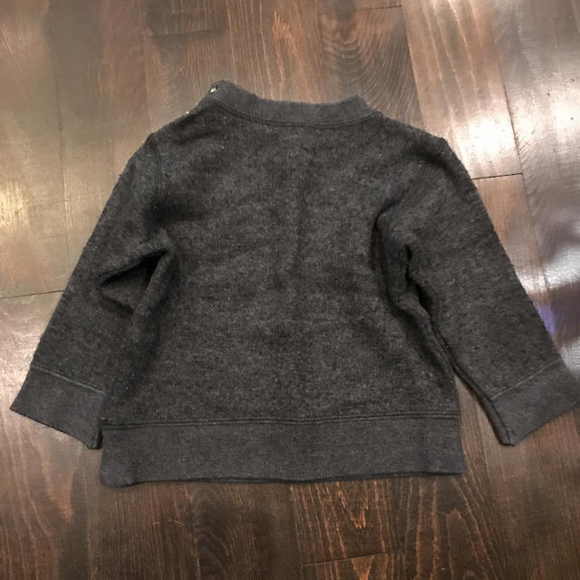 BeBe(ベベ)のbebe べべ セーター 丸首 ニット グレー 80 キッズ/ベビー/マタニティのキッズ服男の子用(90cm~)(Tシャツ/カットソー)の商品写真