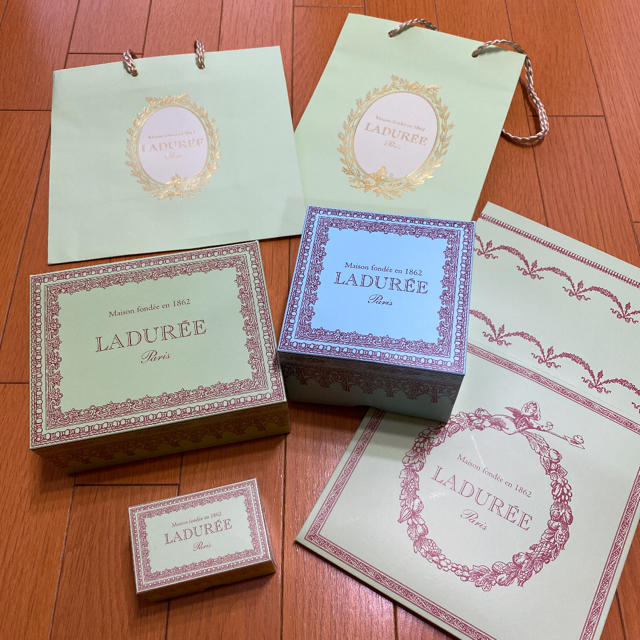 LADUREE(ラデュレ)のラデュレ　紙袋＊ケーキの箱　かなり美品！ レディースのバッグ(ショップ袋)の商品写真