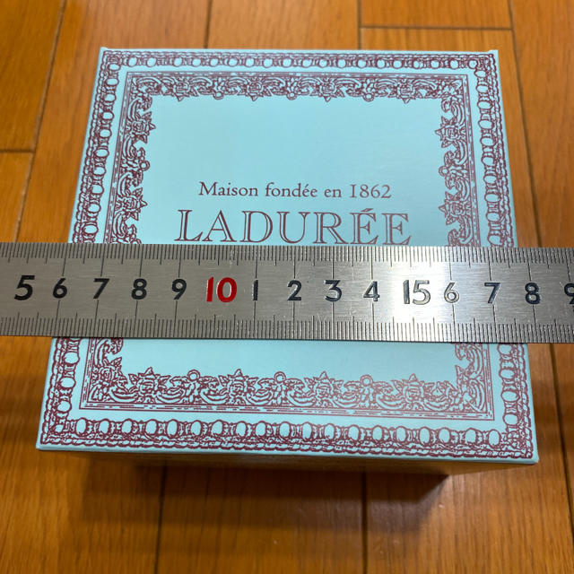 LADUREE(ラデュレ)のラデュレ　紙袋＊ケーキの箱　かなり美品！ レディースのバッグ(ショップ袋)の商品写真