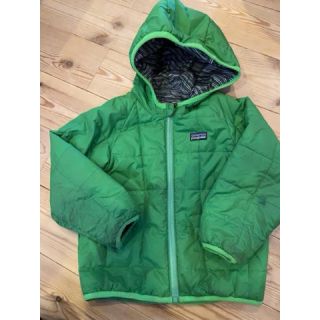 パタゴニア(patagonia)のpatagonia リバーシブルパブボールジャケット　4T(ジャケット/上着)