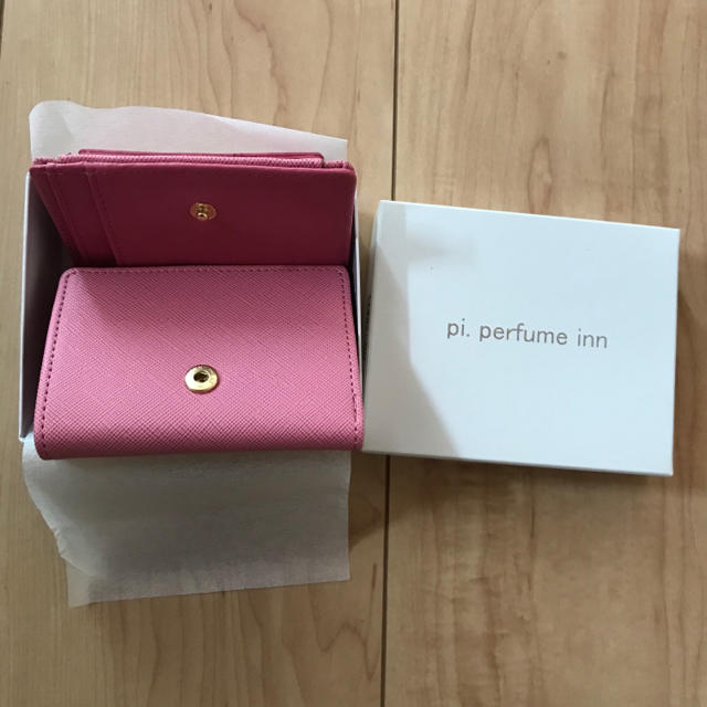 pi.perfume inn(ピーアイパフュームイン)のpi.perfume inn☆ピンク三つ折りミニ財布　王冠クラウンクリスタル レディースのファッション小物(財布)の商品写真