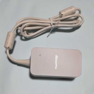 エヌティティドコモ(NTTdocomo)のドコモ 充電器 ACアダプタ05 純正【美品】(バッテリー/充電器)