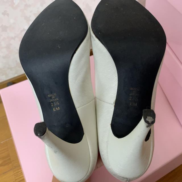 DIANA(ダイアナ)のDIANA 23.5 白パンプス レディースの靴/シューズ(ハイヒール/パンプス)の商品写真