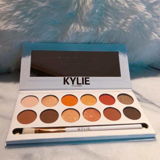 Kylie Cosmetics(カイリーコスメティックス)のKYLIE アイシャドウパレット　bronze コスメ/美容のベースメイク/化粧品(アイシャドウ)の商品写真