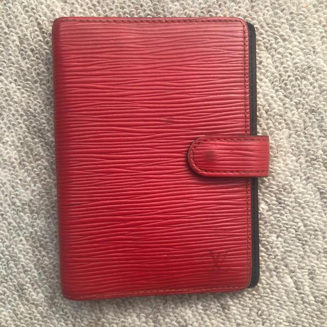 LOUIS VUITTON(ルイヴィトン)のルイヴィトン　エピ　手帳カバー　赤 レディースのファッション小物(名刺入れ/定期入れ)の商品写真