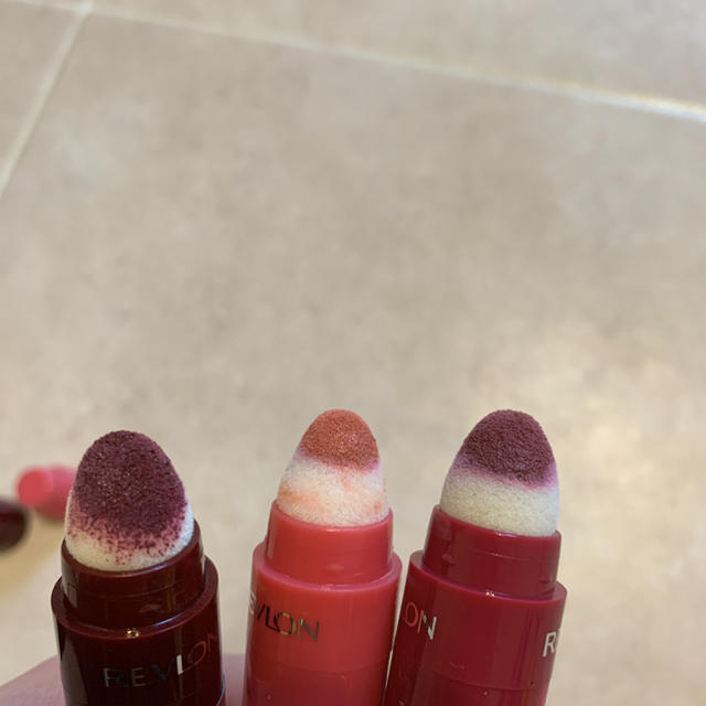 REVLON(レブロン)のレブロンキスクッションリップティント三本 コスメ/美容のベースメイク/化粧品(口紅)の商品写真