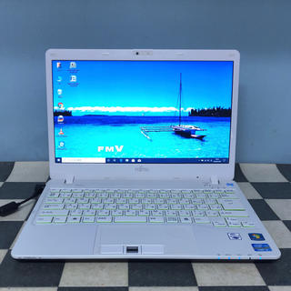 フジツウ(富士通)の安心の富士通モバイルノートパソコン Windows10 白(ノートPC)