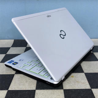 富士通 - 安心の富士通モバイルノートパソコン Windows10 白の通販 ...