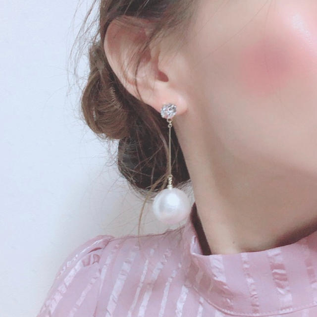 SWAROVSKI(スワロフスキー)のスワロフスキーと揺れる大粒コットンパール♡20mm ハンドメイドのアクセサリー(ピアス)の商品写真