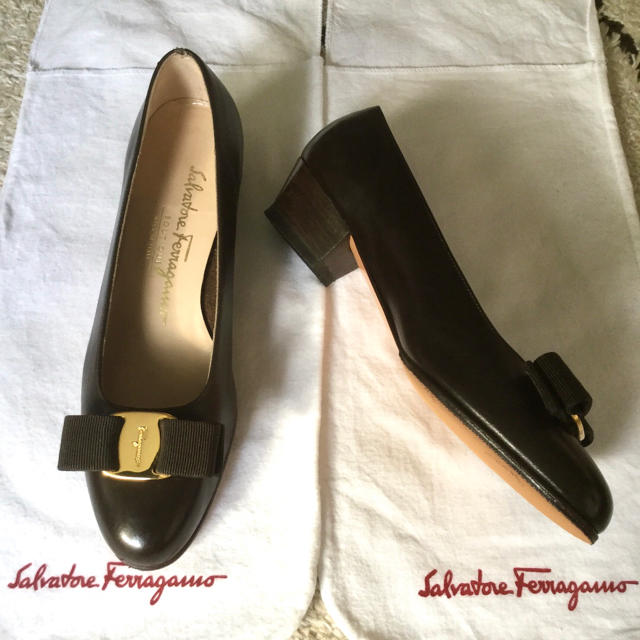 Salvatore Ferragamo(サルヴァトーレフェラガモ)の極美品!フェラガモ VARA エスプレッソブラウン 踵トップ＆ハーフラバー新品! レディースの靴/シューズ(ハイヒール/パンプス)の商品写真