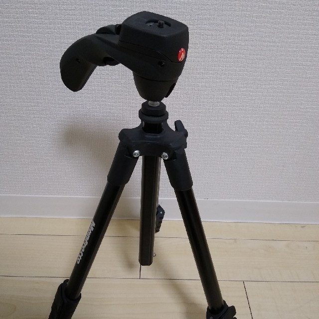 Manfrotto(マンフロット)のCOMPACTアクション三脚 　

 スマホ/家電/カメラのカメラ(ビデオカメラ)の商品写真