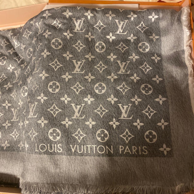 LOUIS VUITTON(ルイヴィトン)のhanauta様専用 LOUIS VITTON モノグラム ショール グレー レディースのファッション小物(マフラー/ショール)の商品写真