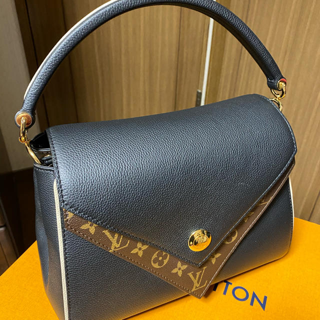 LOUIS VUITTON. ドゥブルVカーフレザーライニング