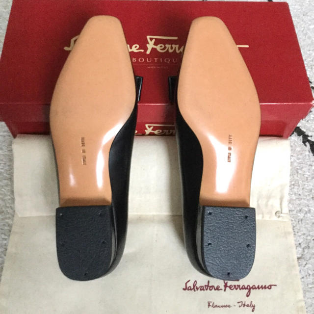 Salvatore Ferragamo(サルヴァトーレフェラガモ)の新品!上級ラインフェラガモ VARAリボンスクエアトゥ ローヒール 21.5㎝ レディースの靴/シューズ(ハイヒール/パンプス)の商品写真