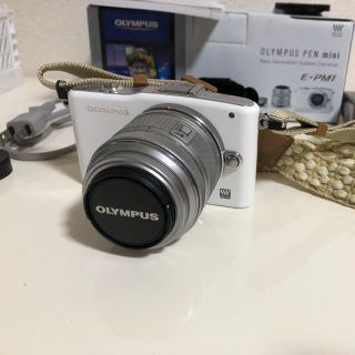 オリンパス(OLYMPUS)のオリンパス　E-PM1 オプションストラップ付 カワイイホワイト 美品(ミラーレス一眼)