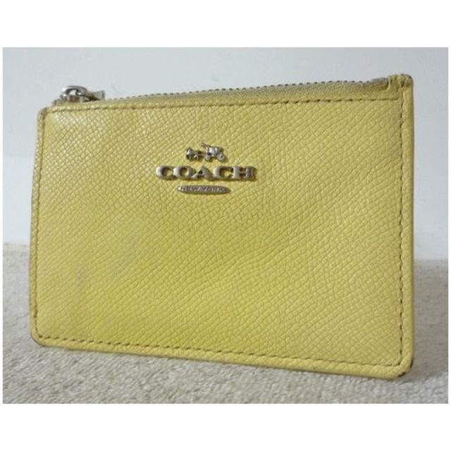 COACH(コーチ)のコーチ　COACH　レザー　ライトイエロー　薄黄色　パスケース　コインケース レディースのファッション小物(コインケース)の商品写真