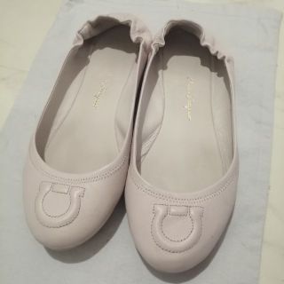 サルヴァトーレフェラガモ(Salvatore Ferragamo)のサルヴァトーレ・フェラガモのフラットシューズ(バレエシューズ)