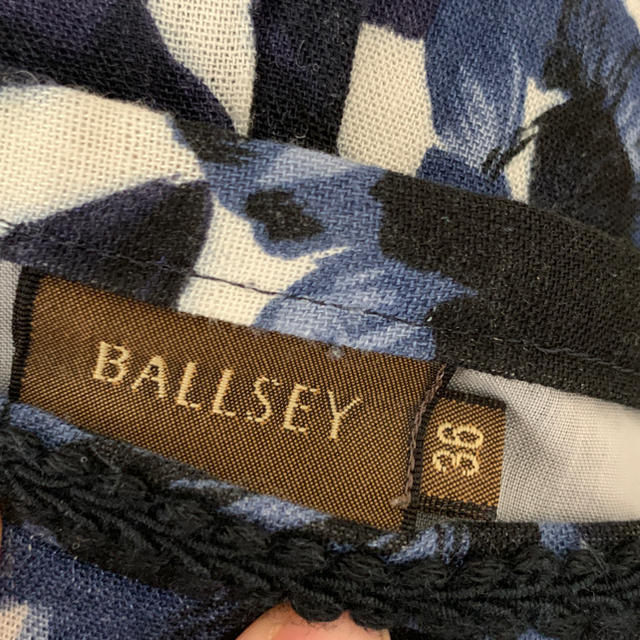 Ballsey(ボールジィ)のBALLSEY size 36 ネイビー花柄スカート　上品 レディースのスカート(ひざ丈スカート)の商品写真