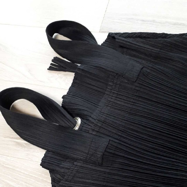 PLEATS PLEASE ISSEY MIYAKE(プリーツプリーズイッセイミヤケ)のプリーツプリーズ　イッセイミヤケ レディースのワンピース(ロングワンピース/マキシワンピース)の商品写真