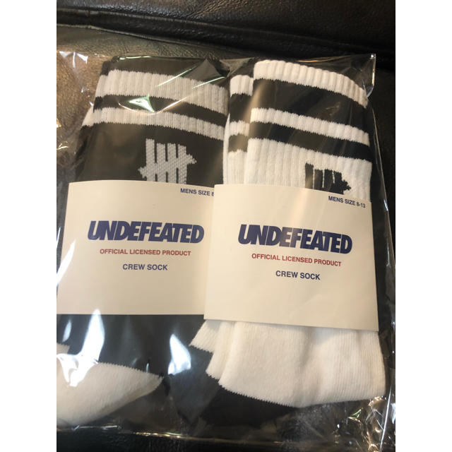 UNDEFEATED(アンディフィーテッド)のundefeated 新作　ソックス　白　黒　二足セット メンズのレッグウェア(ソックス)の商品写真