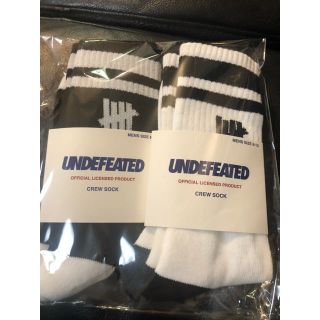 アンディフィーテッド(UNDEFEATED)のundefeated 新作　ソックス　白　黒　二足セット(ソックス)