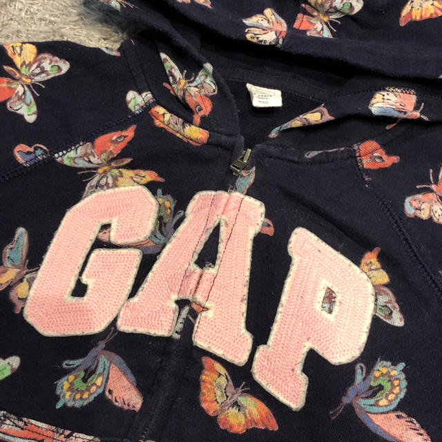 GAP Kids(ギャップキッズ)のGAP パーカー 110 女の子　 キッズ/ベビー/マタニティのキッズ服男の子用(90cm~)(ジャケット/上着)の商品写真