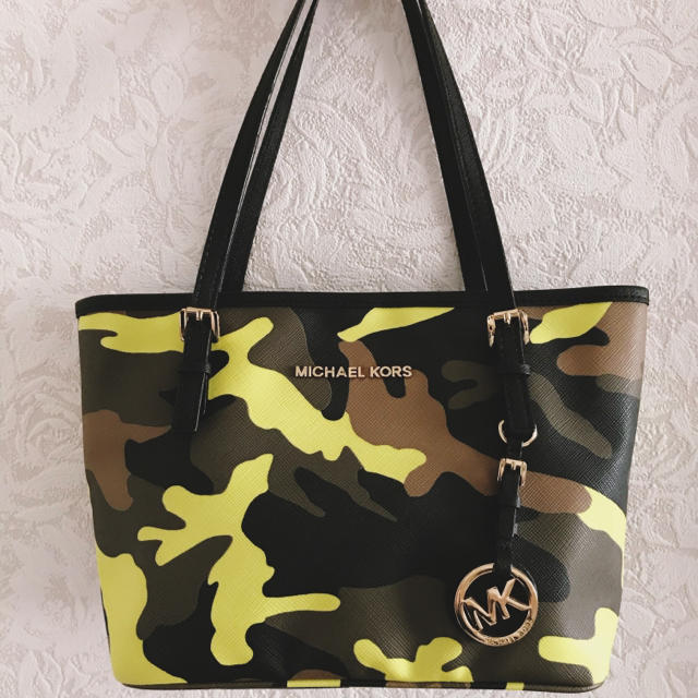 Michael Kors(マイケルコース)のnadeshikoさま専用★マイケルコース ★カモフラ★トートバッグ レディースのバッグ(トートバッグ)の商品写真