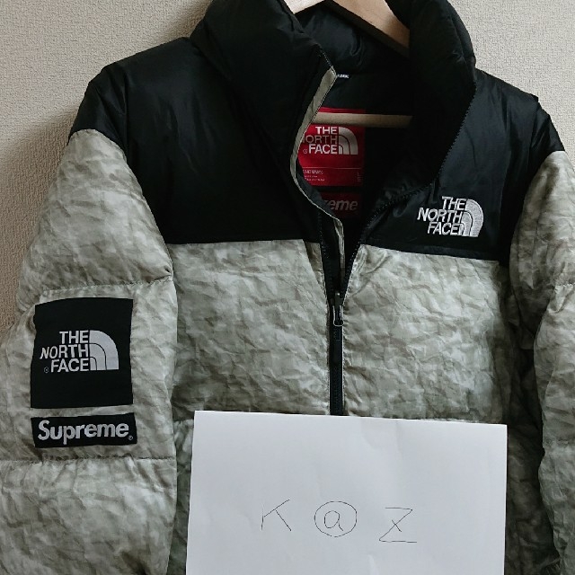 Supreme(シュプリーム)のSupreme® / Paper Print Nuptse Jacket 【L】 メンズのジャケット/アウター(ダウンジャケット)の商品写真