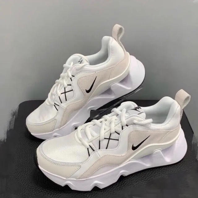 NIKE(ナイキ)の新品 完売 Nike ryz365 ナイキ スニーカー ホワイト 23.5cm レディースの靴/シューズ(スニーカー)の商品写真